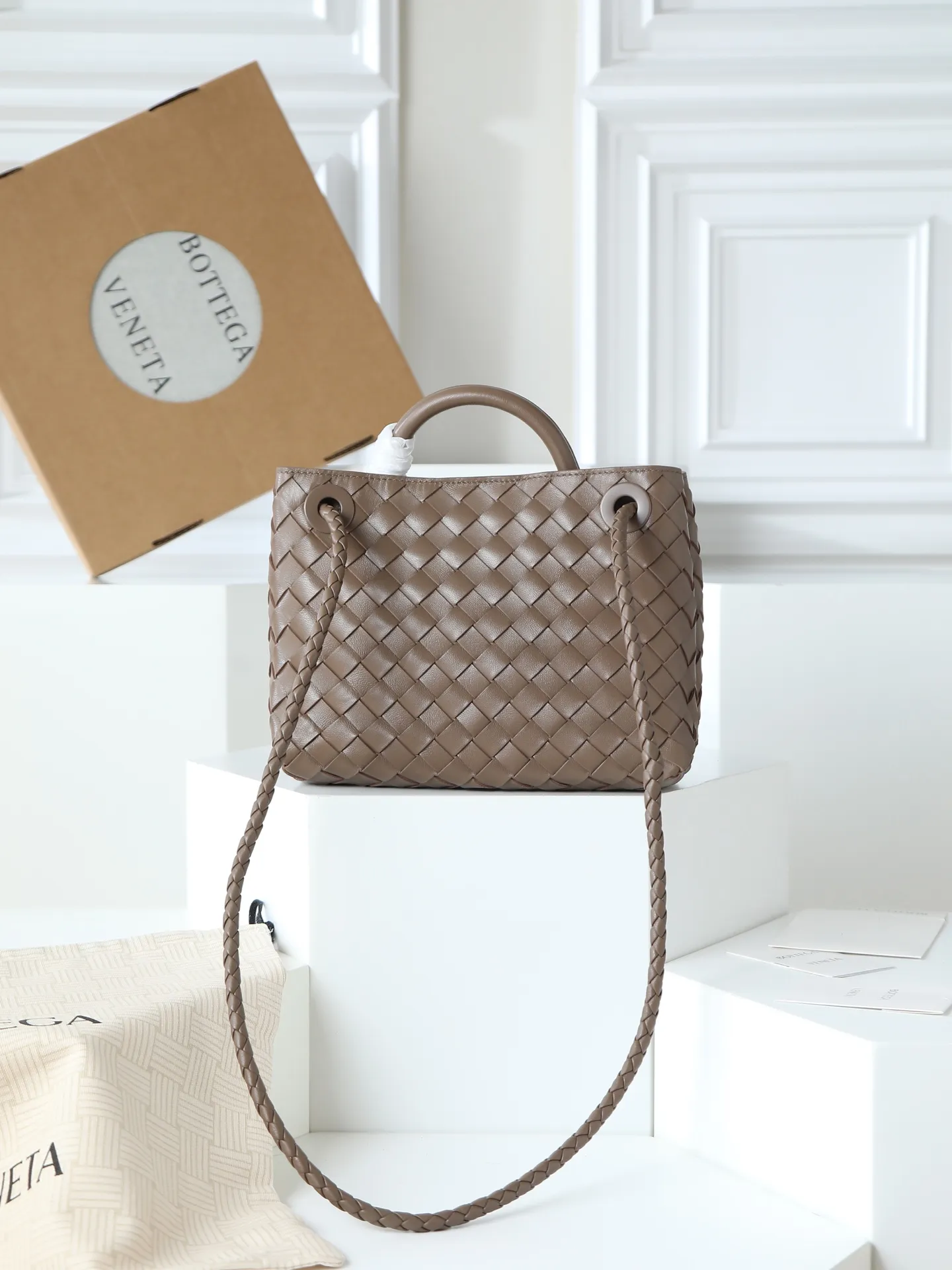 1300. Andiamo is shipping‼ ️Really popular🔥The new Andiamo woven handbag launched by Bottega Veneta this season is really popular all over the world! ! Celebrities at home and abroad have worn it, and Oscar-winning actress Michelle Yeoh has taken it out on the street. Song Jia, Trai Yala, Yu Feihong, Sanji Ayaka, Rosie Hunting-Whiteley, Yoshioka Riho, etc. have all worn this bag. It is classic and versatile and shows off your temperament, and the bag capacity is also large, which is very convenient for daily commuting! ! A variety of carrying methods, the shoulder straps can be adjusted by yourself, the original lambskin feels soft and delicate, and the unisex style breaks the gender boundaries and brings a more practical and long-lasting use experience. Andiamo, which has both elegant and casual styles, perfectly interprets the true appearance of "fashionable old money style". Style number: 766014 Size: 25*22*10.5cm